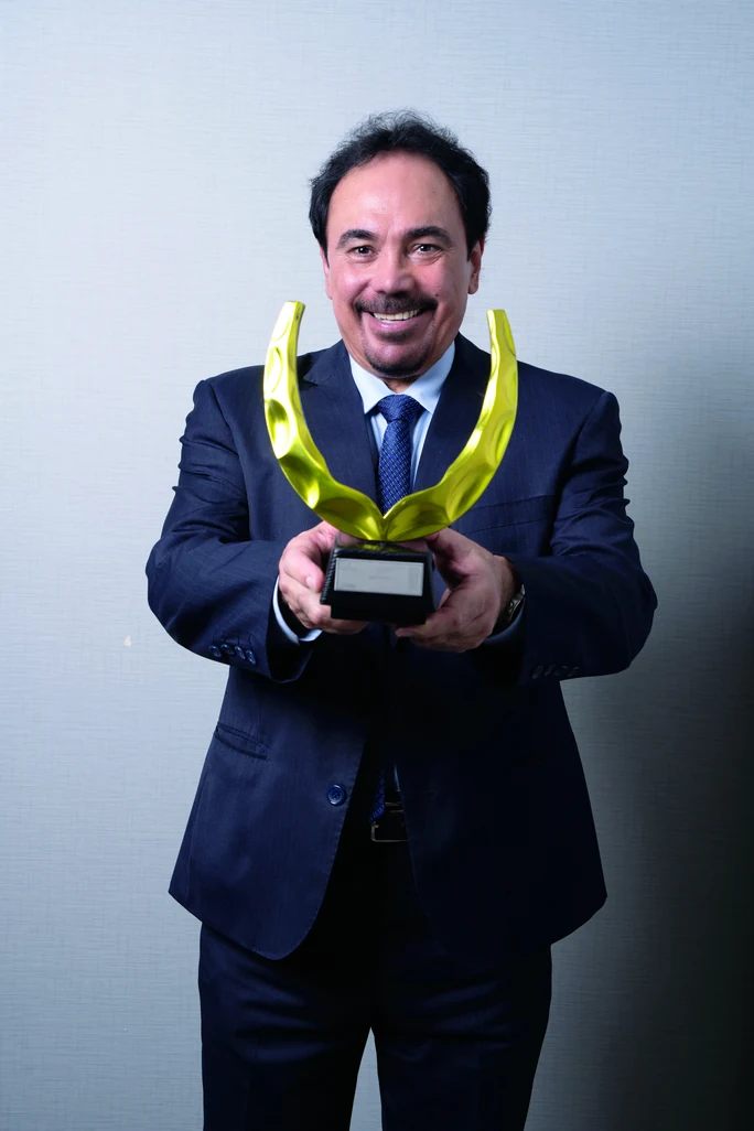Hugo Sánchez con el trofeo del Victory Prize 2024