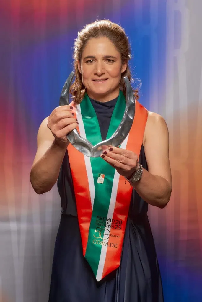 Lorena Ochoa con el trofeo del Victory Prize y la banda del Premio Nacional del Deporte 2025